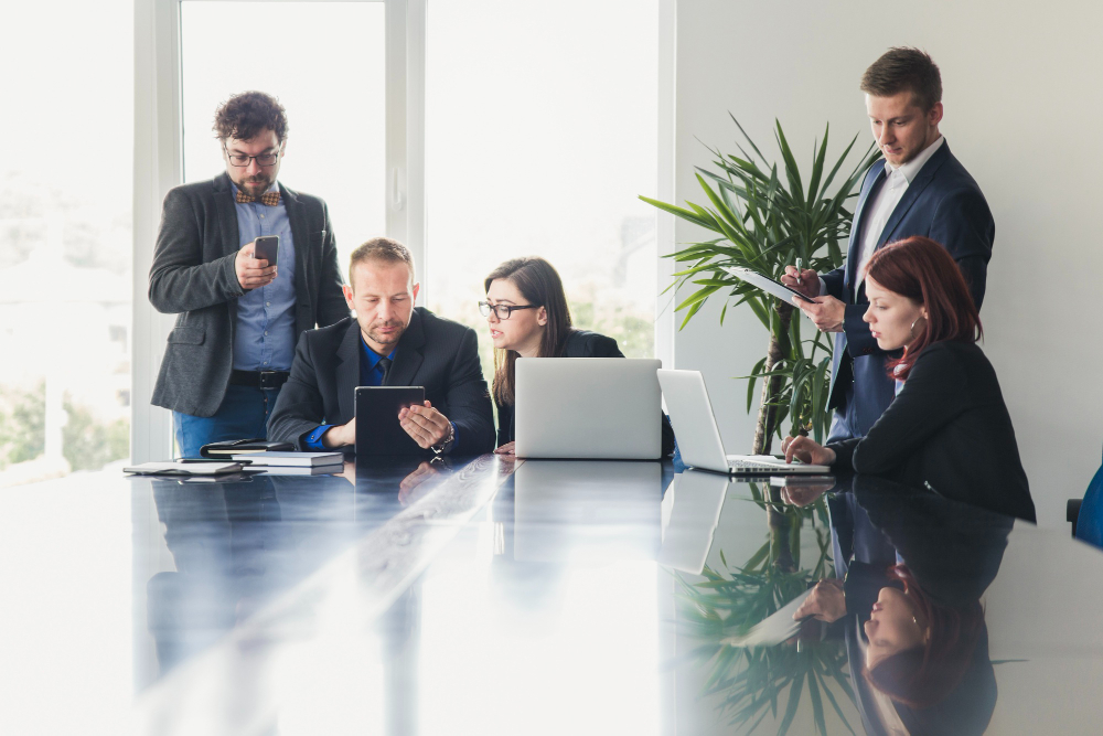 Команда обсуждает проект в современном офисе