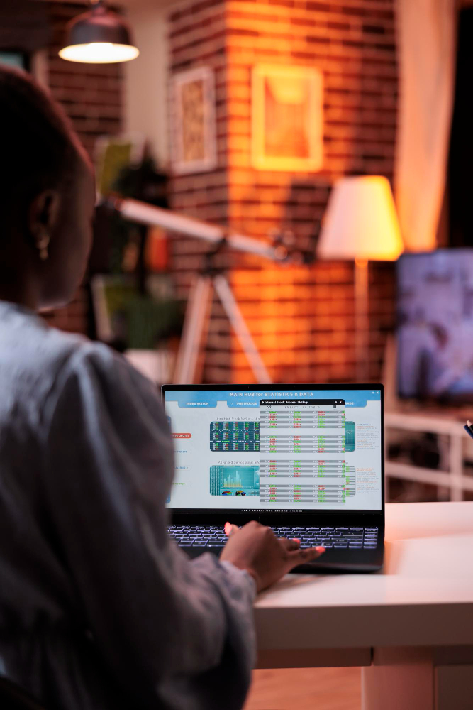 Успешный специалист работает с ноутбуком в светлом пространстве